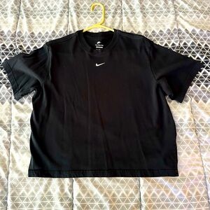 Loose Fit Nike Athletic Shirt Women’s Size Medium